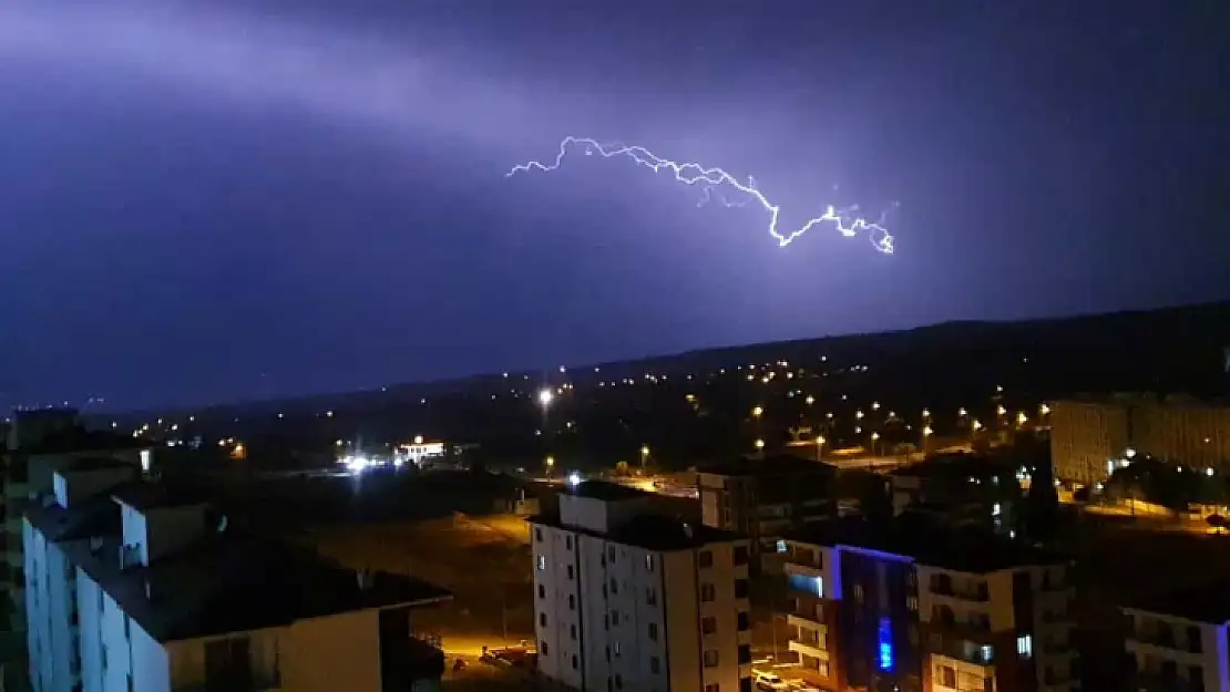 Elazığ'da şimşekler geceyi aydınlattı