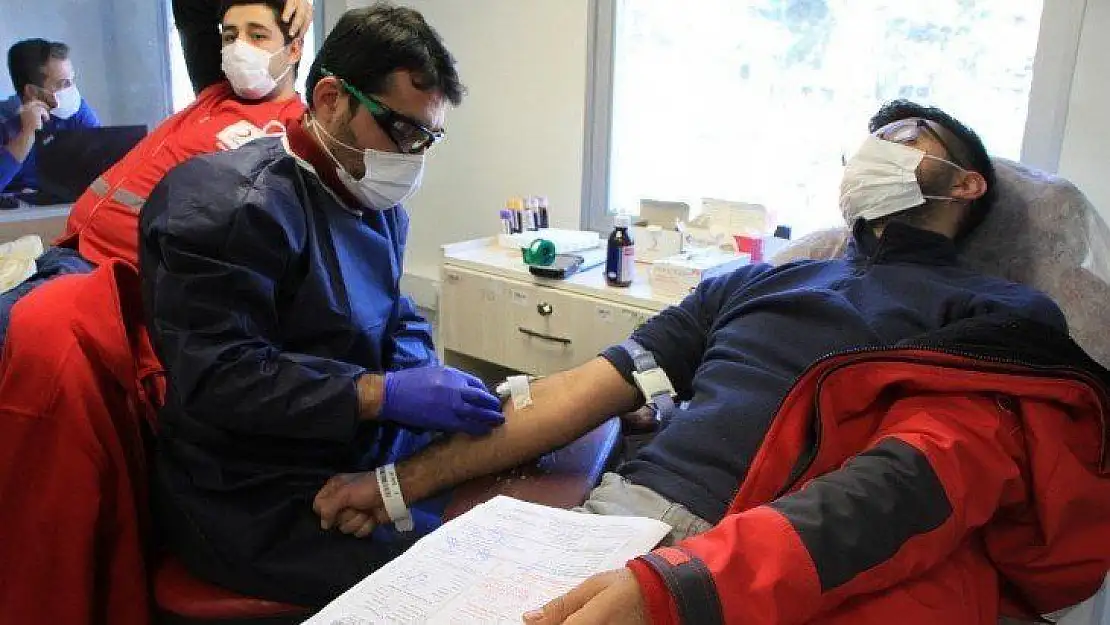 Elazığ'da sokağa çıkma kısıtlamasında 80 gönüllü kan verdi
