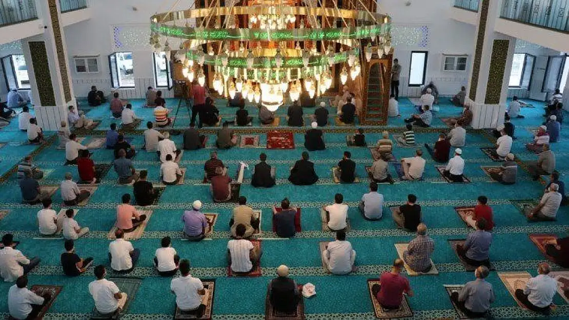 Elazığ'da sosyal mesafeli bayram namazı