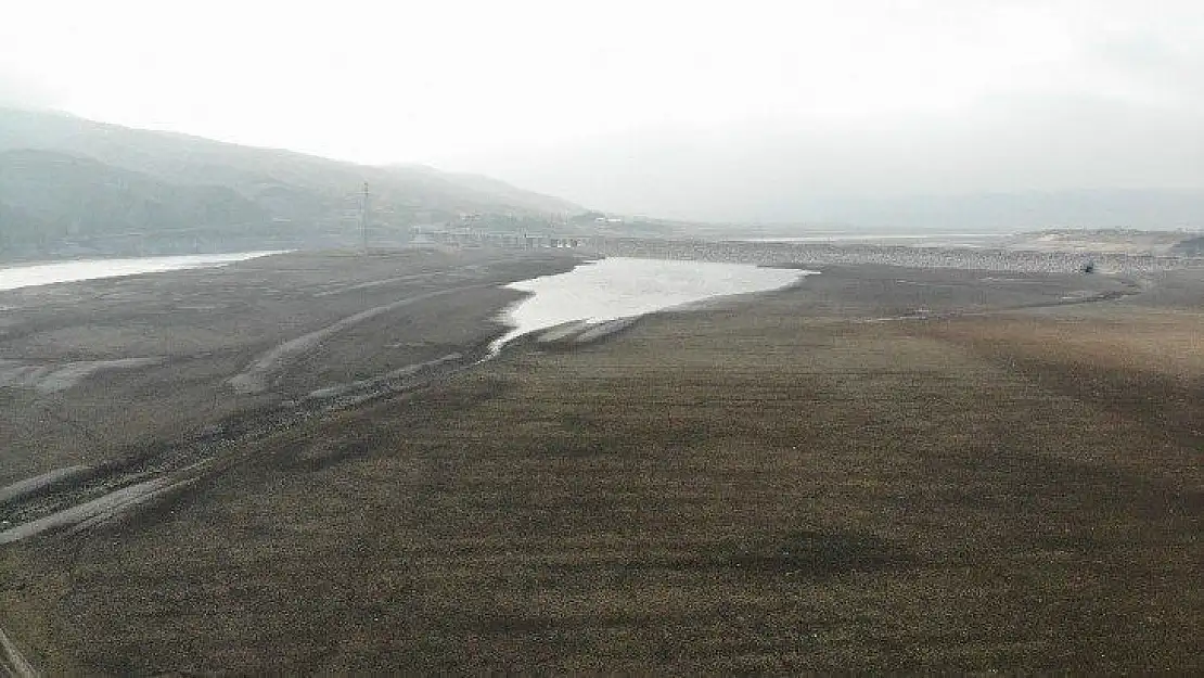 Elazığ'da sular çekildi, barajı besleyen koca nehir dereye döndü
