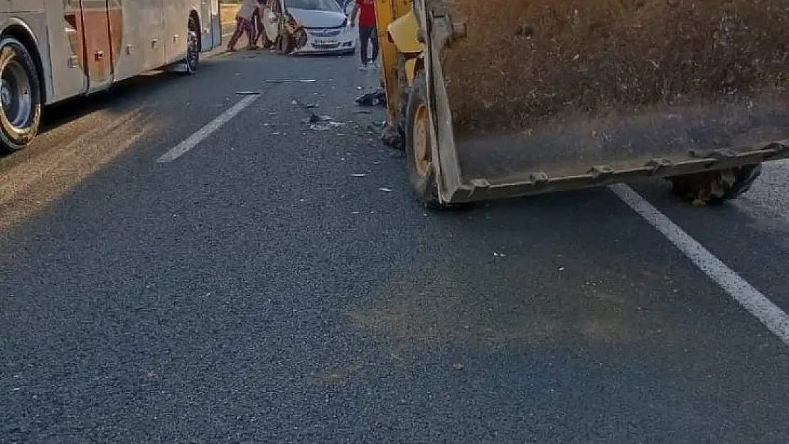 Ters yöne giren iş makinesi otomobile çarptı: 3 yaralı