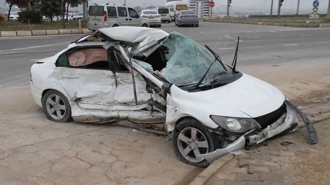 Elazığ'da tırın çarptığı otomobil kağıt gibi ezildi: 1 yaralı