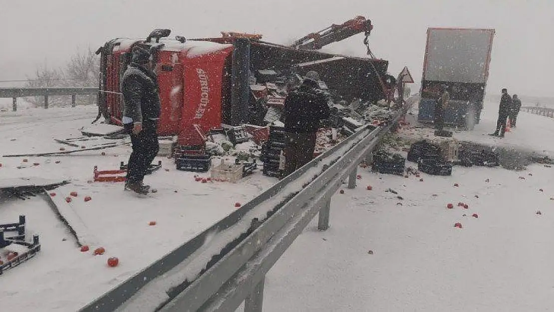 Elazığ'da tırlar çarpıştı, sebze ve meyveler yola saçıldı:3 yaralı