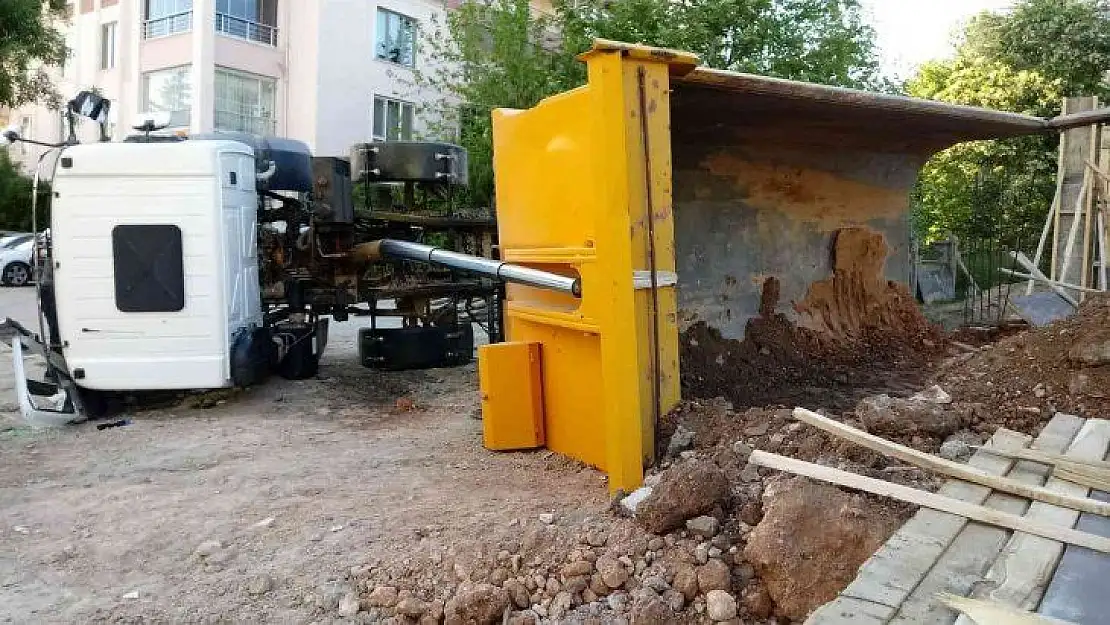 Elazığ'da toprak taşıyan kamyon yan yattı