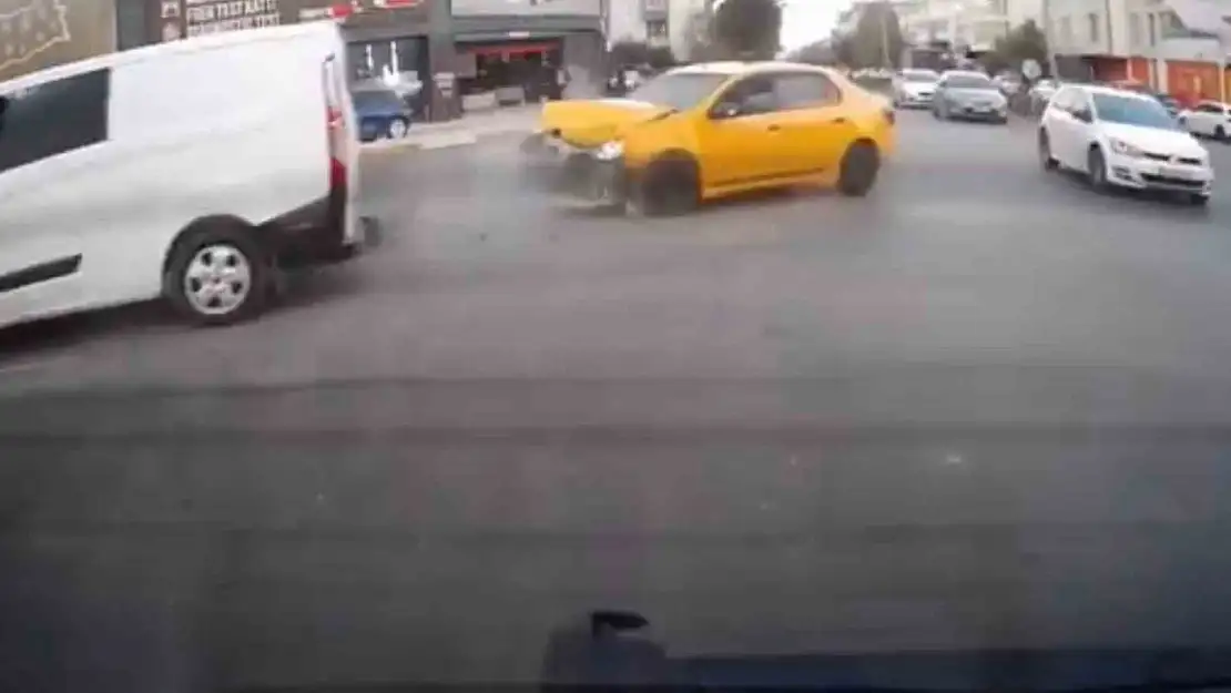 Elazığ'da trafik kazası kameralara yansıdı