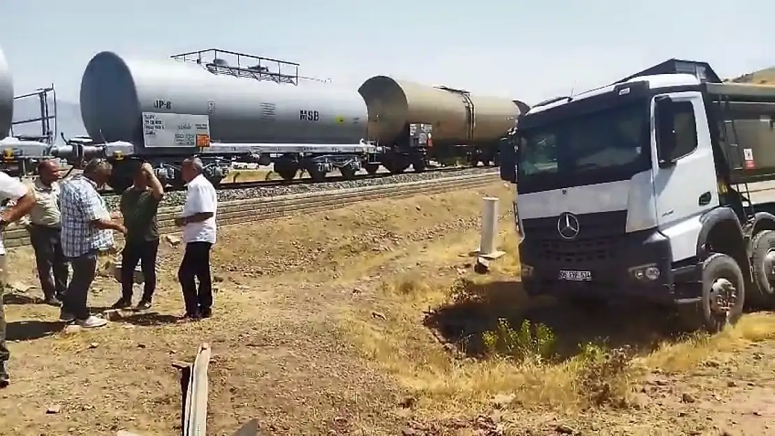 Elazığ'da tren kamyona çarptı: 1 yaralı