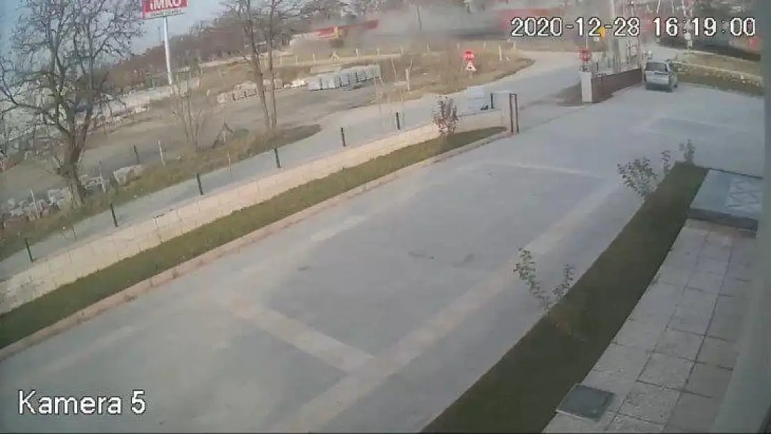 Elazığ'da trenin tıra çarptığı kaza kamerada