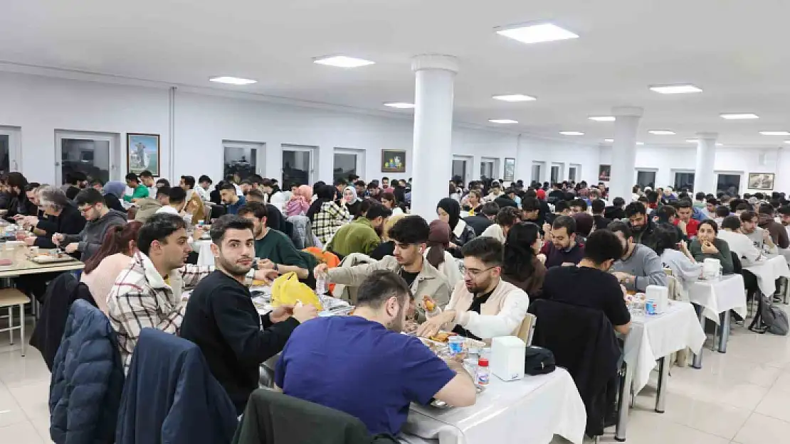 Elazığ'da üniversite öğrencilerine ücretsiz iftar veriliyor