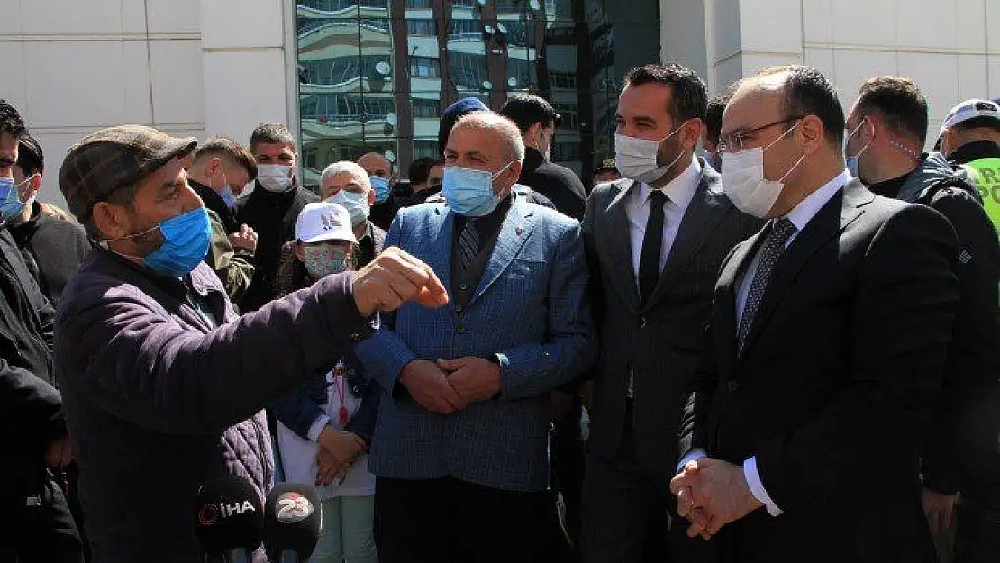 Elazığ'da vatandaşın protokolle diyaloğu herkese kahkaha attırdı