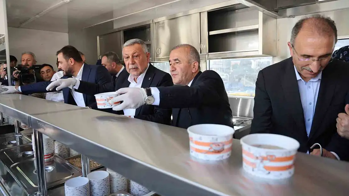 Elazığ'da vatandaşlara aşure ikram edildi