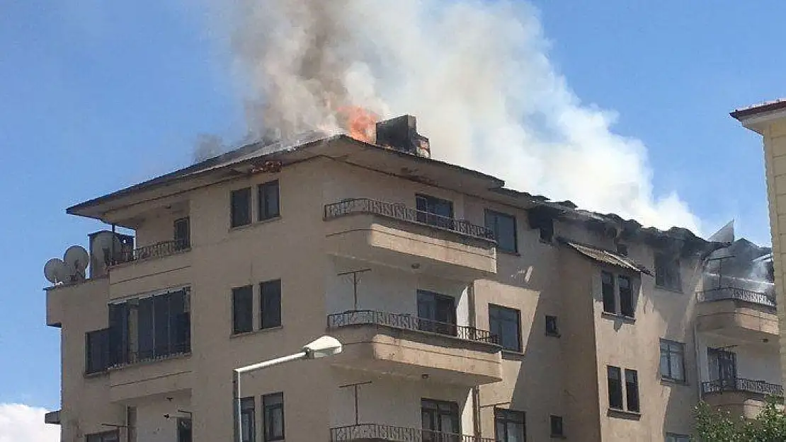 Elazığ'da yangın, bina ve bir okuldaki öğrenciler tahliye edildi