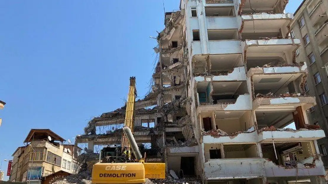 Elazığ'da yıkım çalışmaları sürüyor