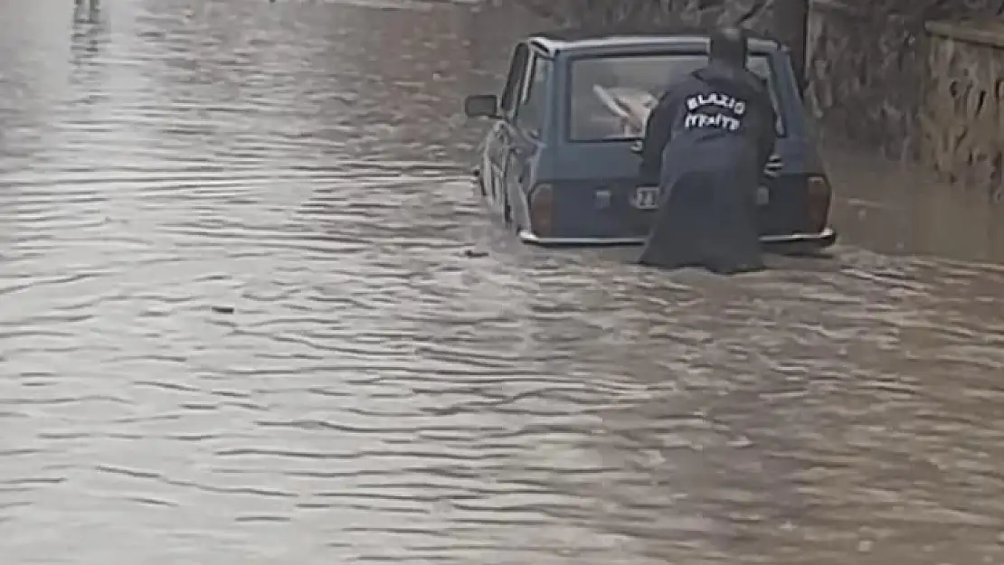 Sabah saatlerinde etkili olan sağanak yağış nedeni ile ev ve iş yerlerini su bastı