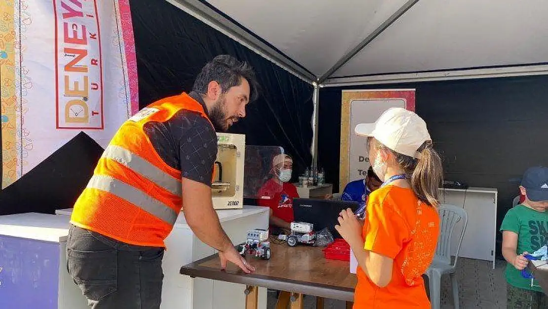 Elazığ Gençlik Merkezi'nin standına Gökyüzü Gözlem Etkinliği'nde büyük ilgi