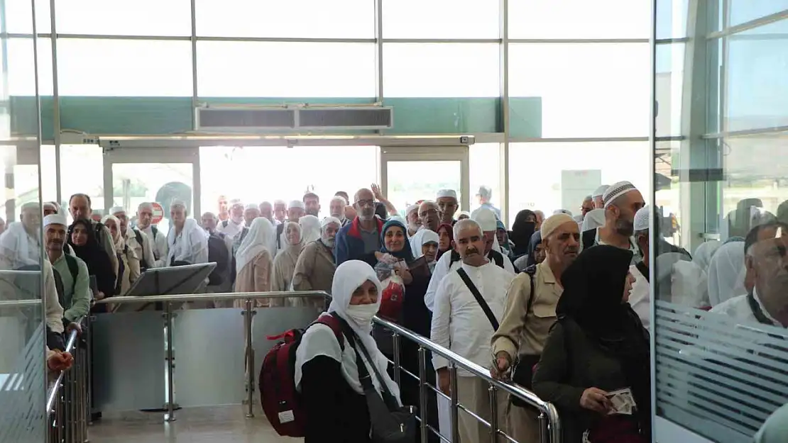 Elazığ hacıları yurda döndü