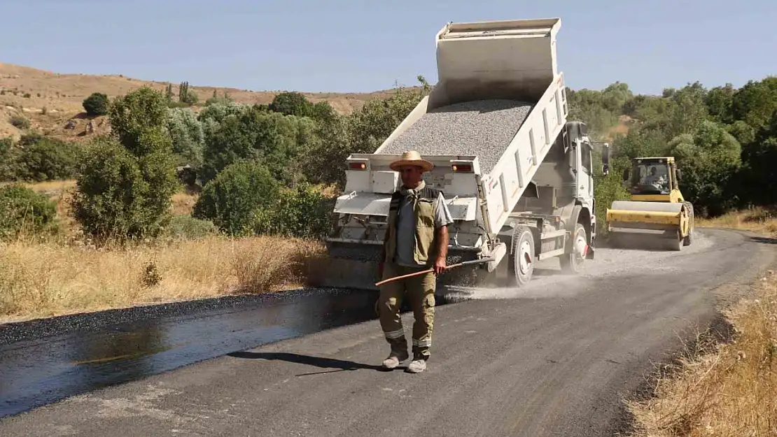 Elazığ'ın köylerinde asfaltlama çalışmaları sürüyor