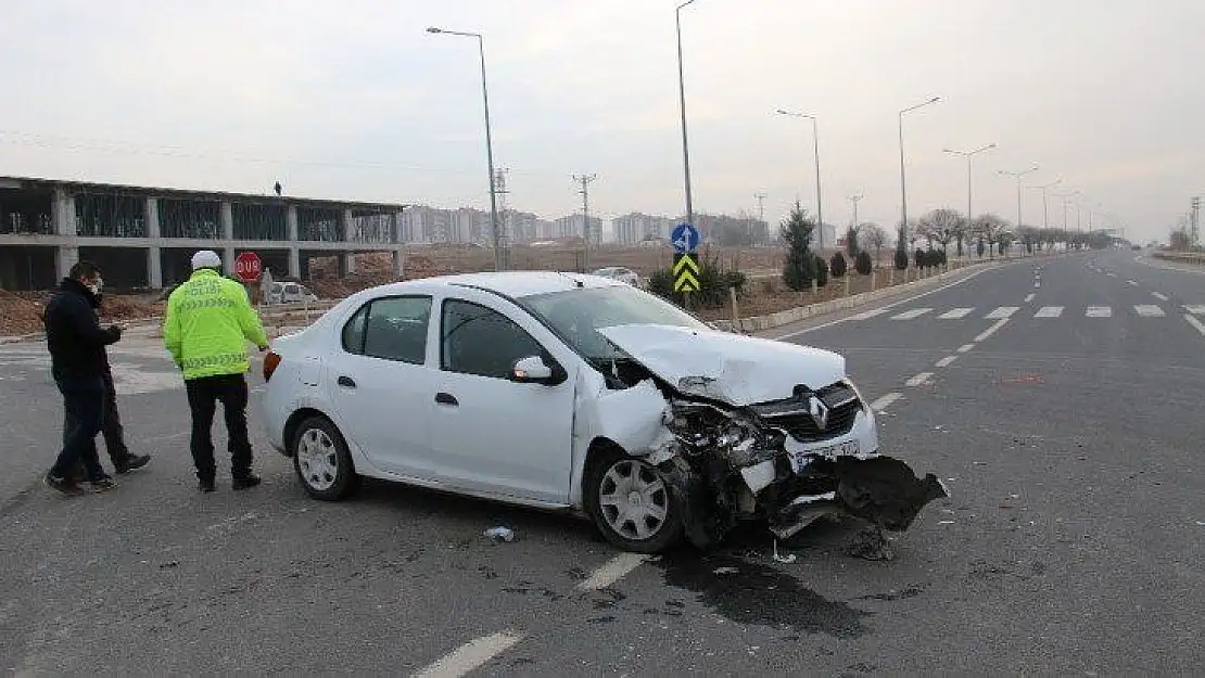 Otomobil ile Transit Çarpıştı!