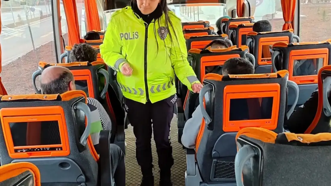 Polis şoför ve yolcuları emniyet kemeri konusunda bilgilendirdi