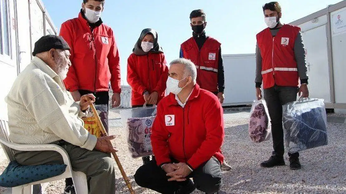 Elazığlı depremzedelere Kızılay'dan battaniye desteği