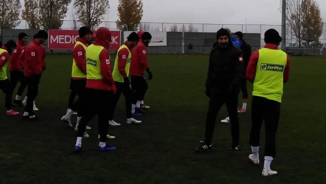 Elazığspor iki eksikle çalıştı