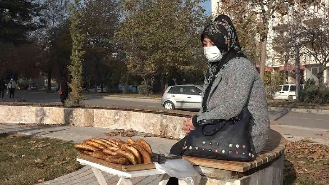 Eşi hastalanınca simit tablasını alıp sokağa çıktı..