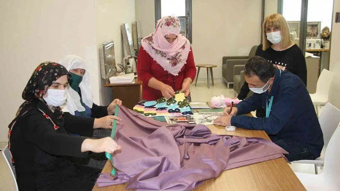 Fethi Sekin Şehir Hastanesinde açılan el sanatları kursu..