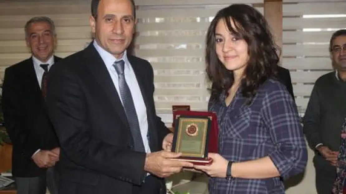 Rektör Demirdağ'dan Plaket