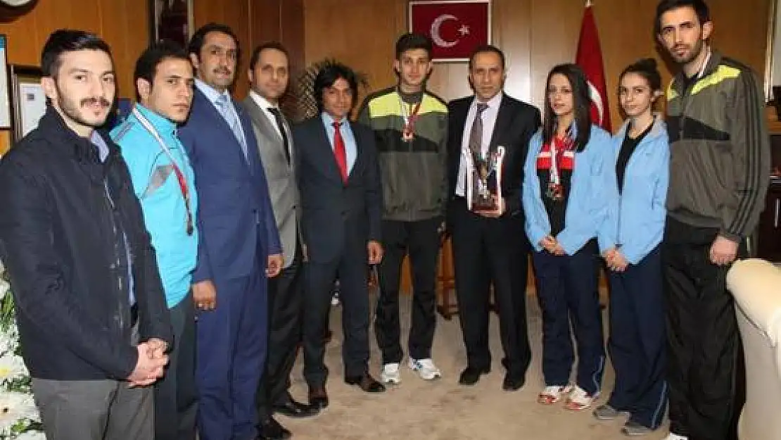 FÜ Badmintonda Türkiye 3.sü