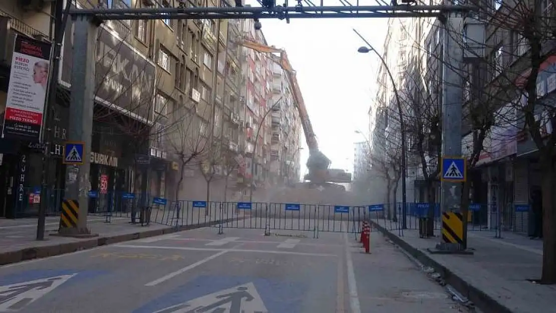 Gazi Caddesi'nde yıkım işlemleri başladı