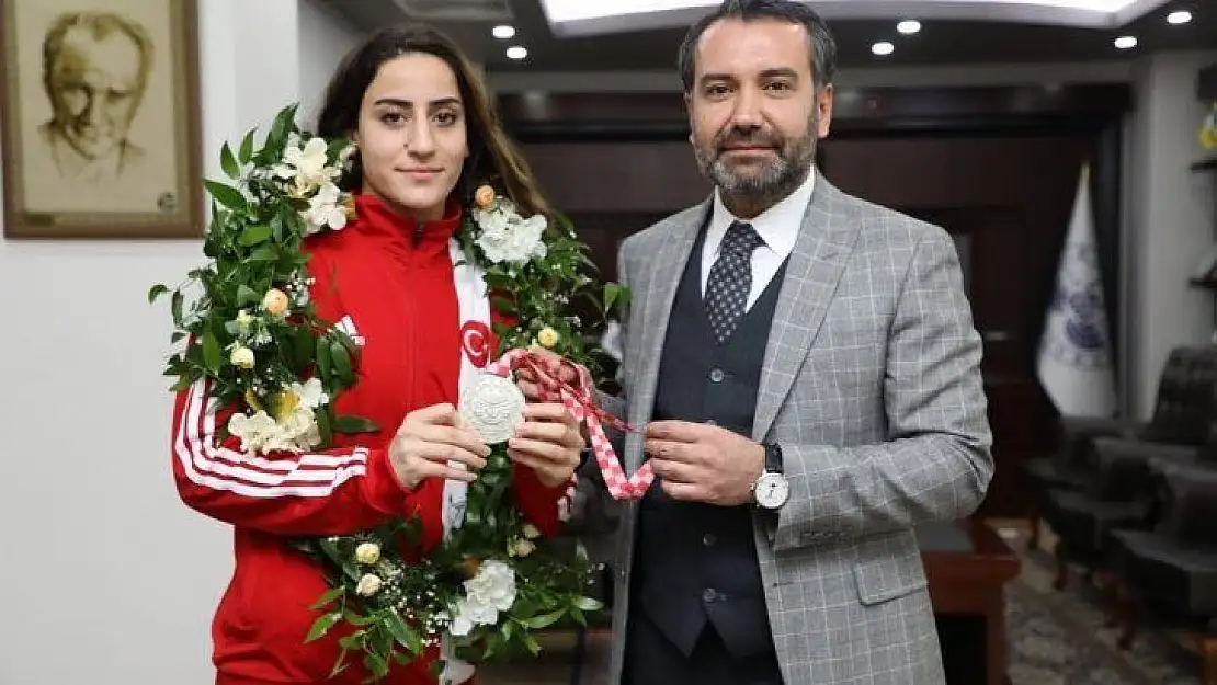 Gizem Özer'e coşkulu karşılama