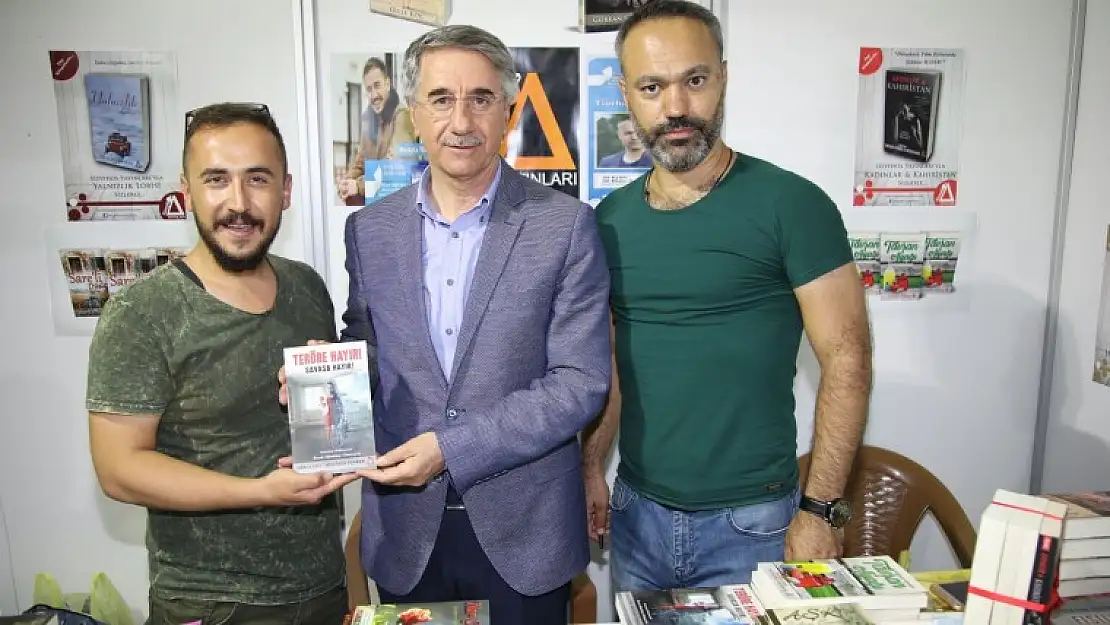 Başkan Yanılmaz 1. Kitap Fuarı'nda