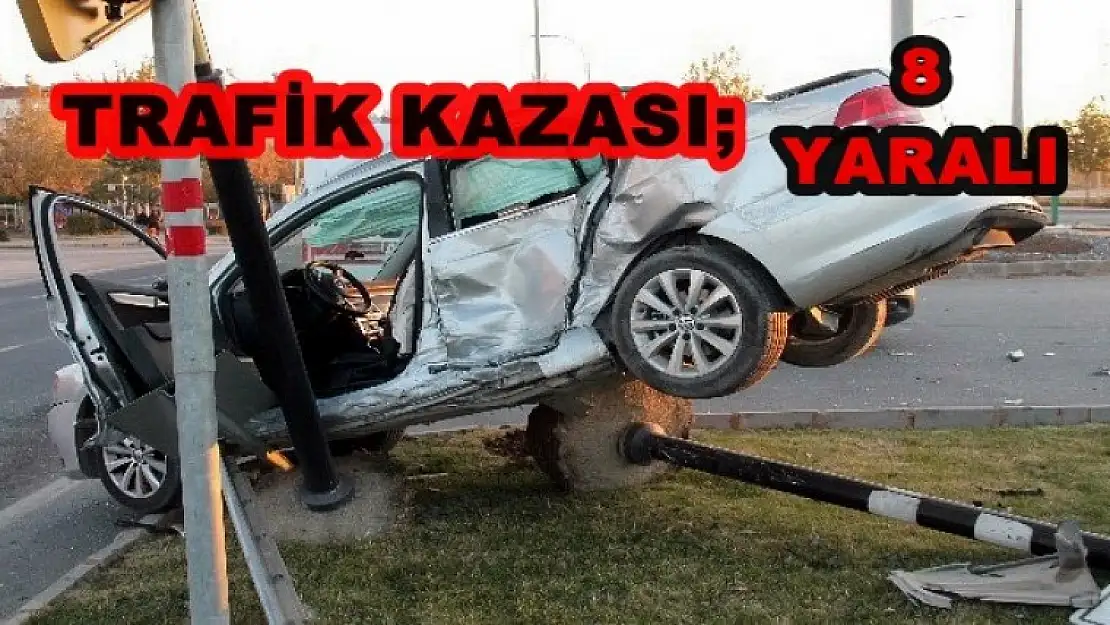 Minibüsle Otomobil Çarpıştı