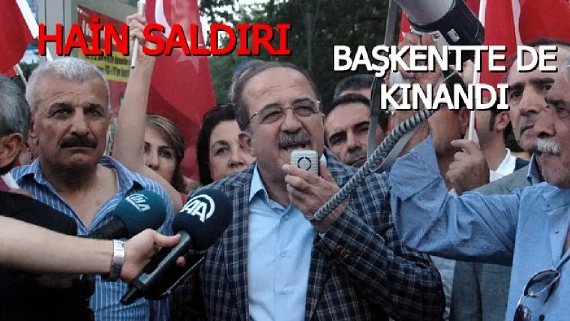 Türk Bayrakları ile Tepki Gösterdiler