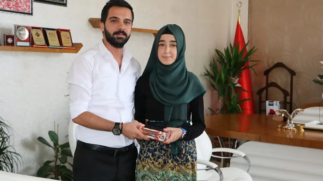 Alacakaya Belediyesinden Başarılı Öğrencilere Ödül