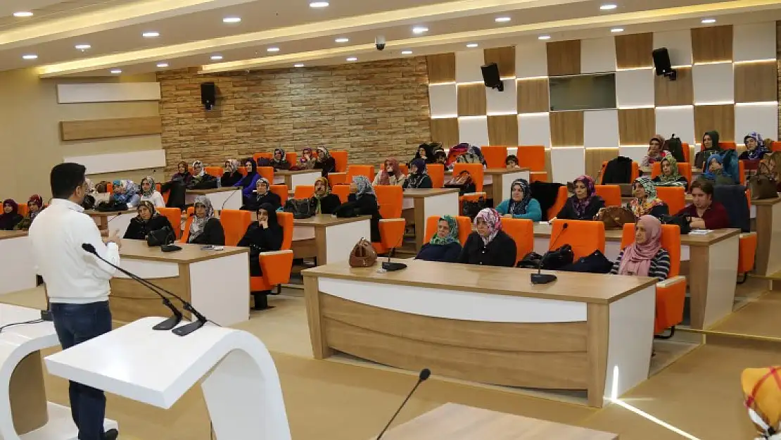 Anne Üniversitesinde Eğitim Sürüyor