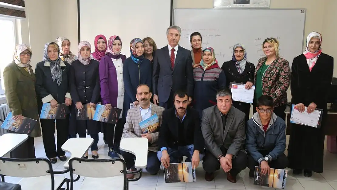 Kursiyerlere Katılım Belgesi Verildi