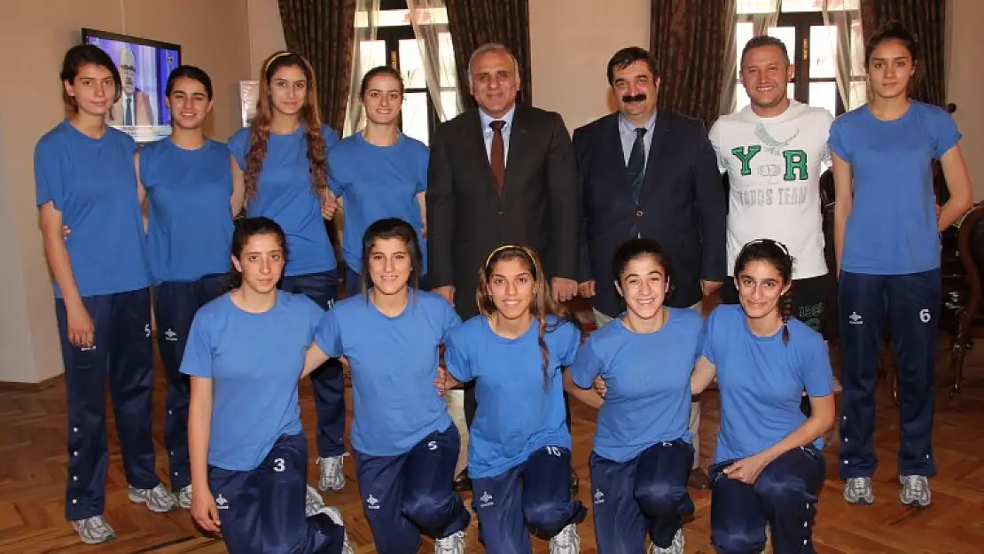 Başarılı Voleybolculardan Vali Zorluoğlu'na Ziyaret