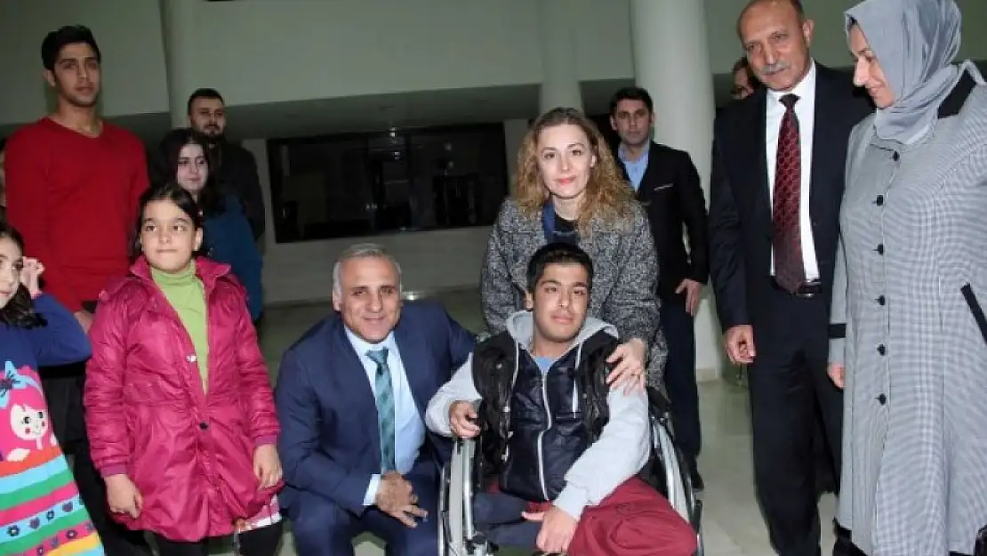 Engelliler Gününde 'Beşi Bir Yerde' Sahnelendi