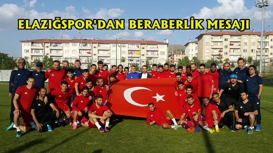 Futbolcular Türk Bayrağı Açtı