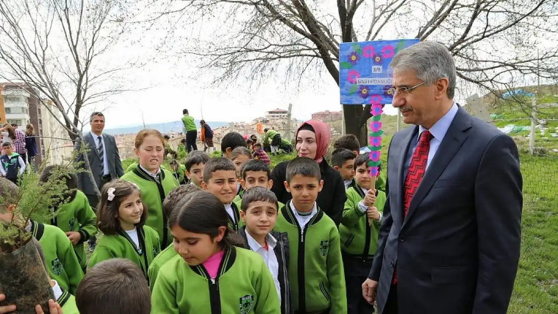 Başkan Yanılmaz Miniklerle Fidan Dikti