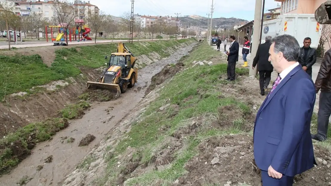 Temizlik Ekipleri Çalışmalarını Sürdürüyor