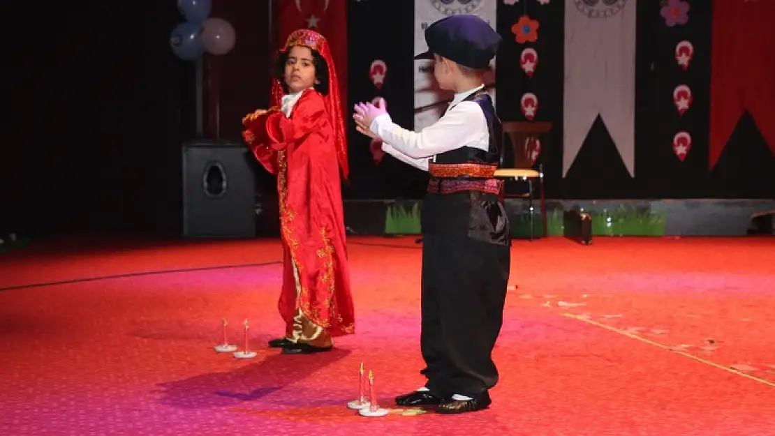Minikler Mevlana'yı ve Milli Şair'i Andı