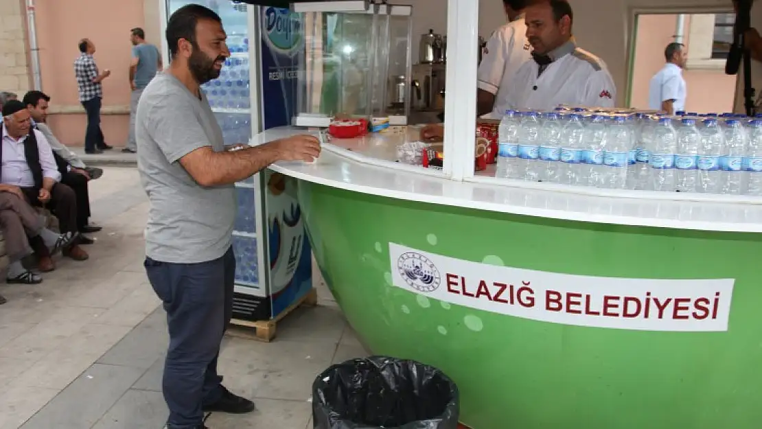 İzzetpaşa Meydanında Çay Keyfi