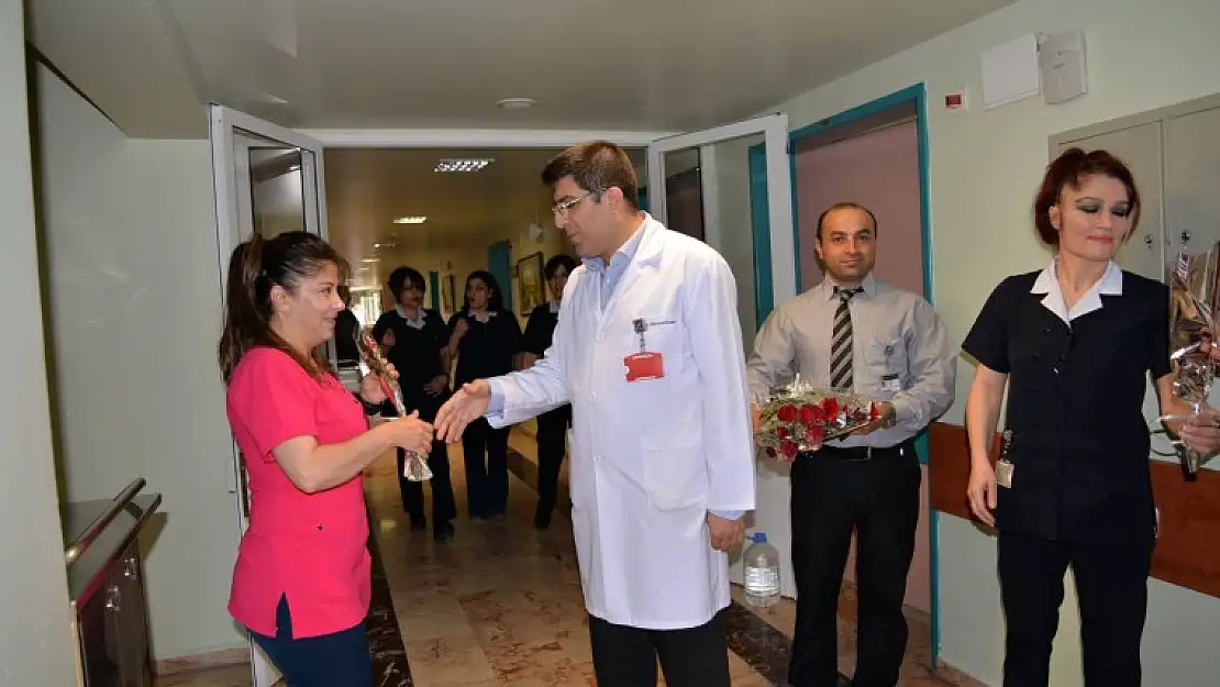 Fırat Üniversitesi Hastanesinde Hemşirelere Gül