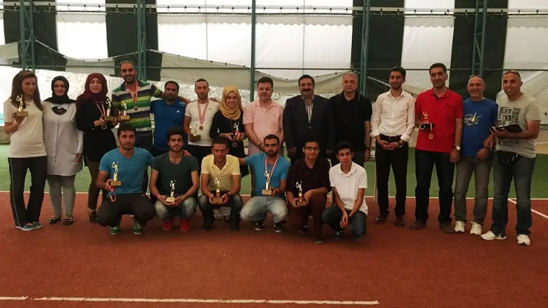 Tenis Turnuvasında Ödüller Verildi