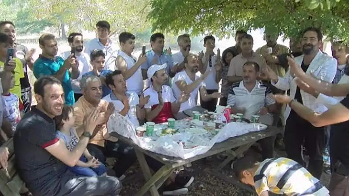 Erkek Kuaförleri ve Aileleri Gönüllerince Eğlendi
