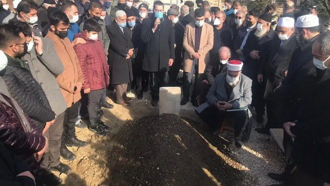 Hafız Abdullah Nazırlı defnedildi, kabri ziyaretçi akınına uğradı