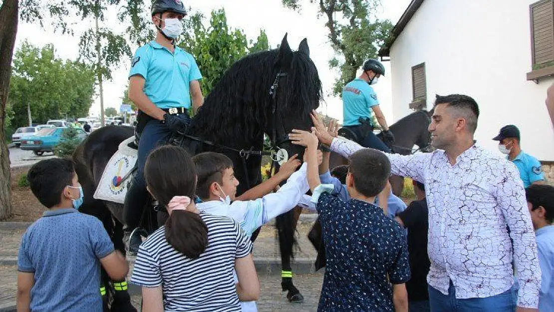 Harput'ta atlı jandarma timlerine yoğun ilgi