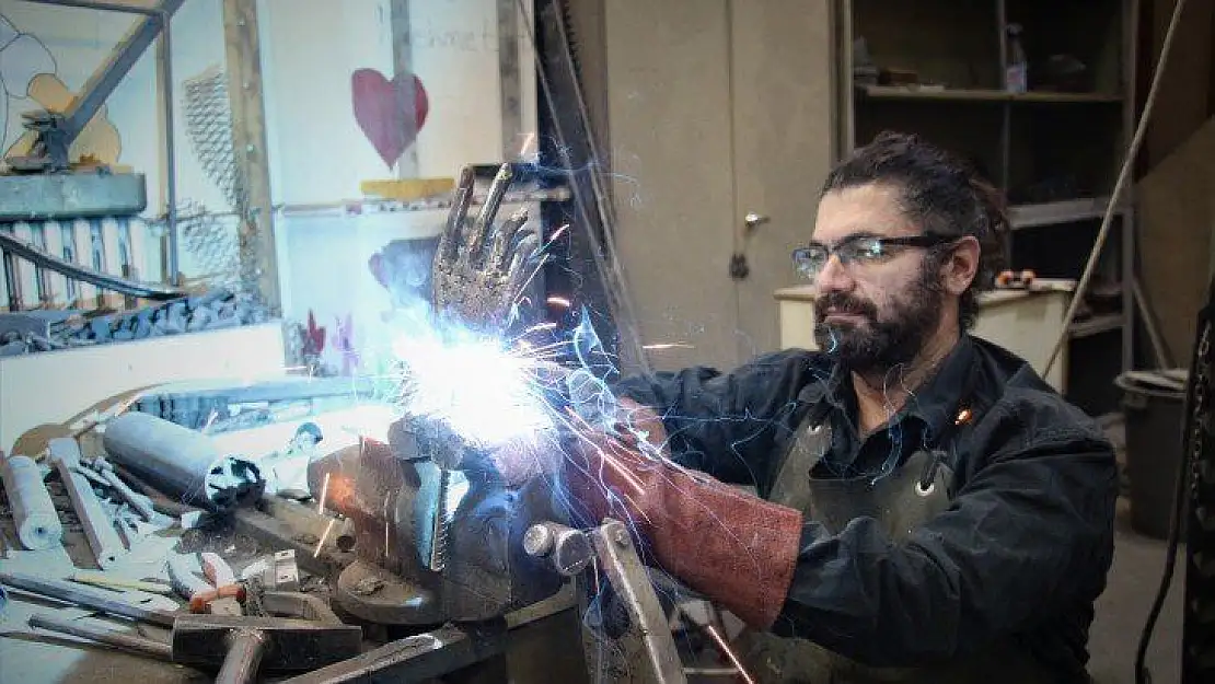 Her atık çöp değil, metali sanata çeviren 'Demir Adam'