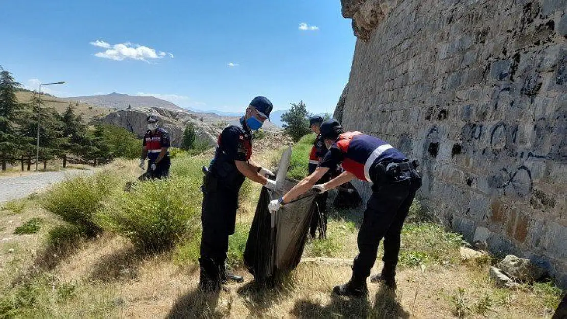 Jandarma ekipleri, çevre temizliği yaparak örnek oldu